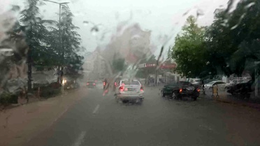 Seydişehir'de sağanak etkili oldu, iş yerlerini su bastı