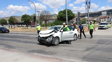 Taşova'da Otomobil ve Beton Mikseri Çarpıştı