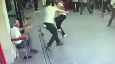 15 Temmuz Demokrasi Otogarı'nda taksicilerin bıçaklı kavgası kamerada: 1'i hafif 2 yaralı
