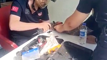 Bileğinde sıkışan kelepçe itfaiyenin müdahalesiyle çıkartıldı