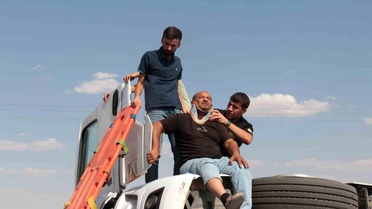 Cizre'de virajı alamayan tır devrildi: 1 yaralı