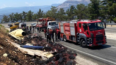 Devrilen kamyon hurdaya döndü, sıkışan sürücü kurtarıldı