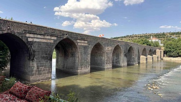 On Gözlü Köprü Sıcaklar Nedeniyle Boşaldı