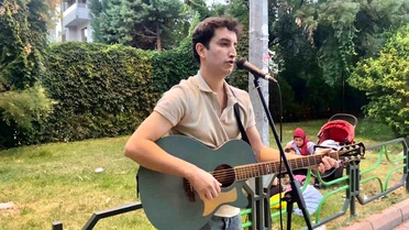 Ekin Uğur Sokaklarda Müzik Yapmayı Tercih Ediyor