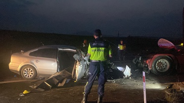 Otoyolda emniyet şeridinde duran TIR'a otomobil çarptı: 2 ölü
