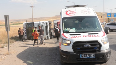 Cizre'de Tır Devrildi, Sürücü Yaralandı