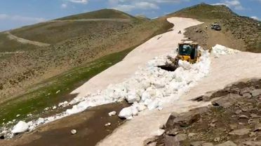 Bitlis'te Yazın ortasında karla mücadele