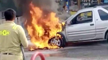 Yıllarca para biriktirdi, satın aldığı araç alev alev yandı