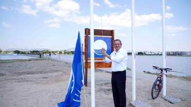 Ayvalık Belediyesi plajlarında Mavi Bayraklar göndere çekildi