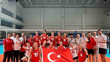 Bakan Bak'tan Voleybol Şampiyonu Okullara Tebrik