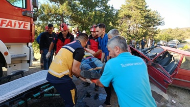 Dursunbey'de Trafik Kazası: 3 Yaralı