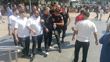 Adliye önü bir anda savaş alanına döndü! 1 polis ve 2 şüpheli yaralandı: 5 gözaltı