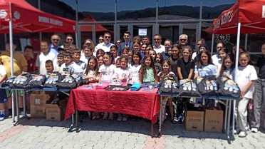 Devrek'te öğrencilere havuz malzemeleri hediye edildi