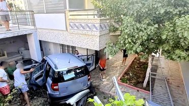 Didim'de Araç Bahçeye Uçtu