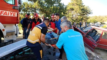 Dursunbey'de İki Araç Çarpıştı: 3 Yaralı