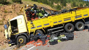 Gümüşhane'de Kamyon Otomobile Çarptı: 4 Yaralı