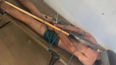 İsrail askeri Filistinli esire işkence yaptı, fotoğrafını 'Günaydın' notuyla paylaştı