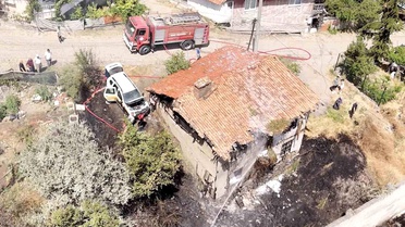 Ot yangınının sıçradığı ahşap ev ve aracı küle dönmekten itfaiye ekipleri kurtardı