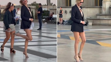 Paris'te Charlize Theron rüzgarı! Süper mini şortuyla yıllara meydan okudu