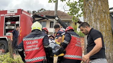 Serdivan'da çekici devrildi, sürücü yaralandı
