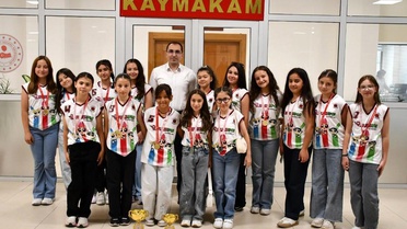 Tavşanlı Kız Voleybol Takımı Namağlup Şampiyon