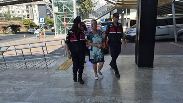 Alanya'da 13 yaşındaki kızın haşema ile havuza girmesini engelleyen Rus tutuklandı