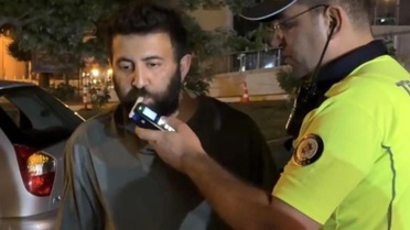 Alkol çıkmayınca bakın ne yaptı: Sürücünün o halleri kamerada