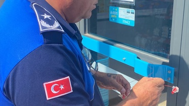 Antalya'da Tarihi Geçmiş Gıda Satışı Yapılan Market Kapatıldı