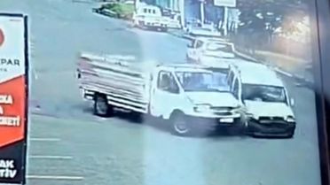 Iğdır'da Park Halindeki Kamyonet Trafik Kazası Geçirdi