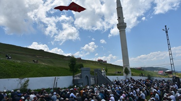 Kadırga Yaylası'ndaki üstü açık tarihi camide cuma namazı kılındı