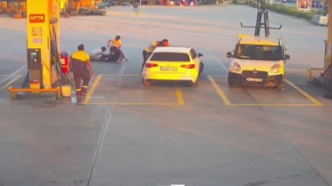 Kuşadası'nda yol verme tartışması, akaryakıt istasyonunda kavgaya dönüştü: Olay anı kamerada