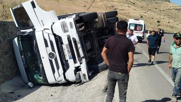 Malatya'da Tır Devrildi, Sürücü Sağ Kurtuldu