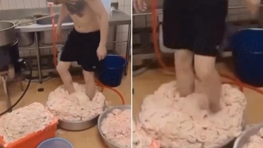 Restoranda skandal görüntü! Çalışan tavuk derisini ayaklarıyla ezdi