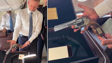 Slovakya Cumhurbaşkanı, Erdoğan'ın hediyesini gazetecilere gösterdi