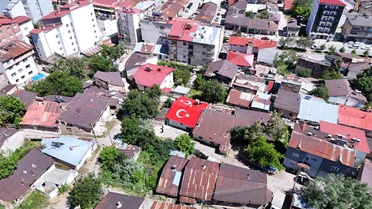 Sivas'ta Bayraklı Çatı Gururu