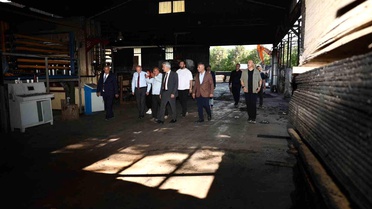 Yanan orman ürünleri fabrikasında inceleme