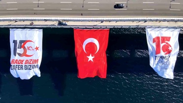 1915 Çanakkale Köprüsü'nde Türk Bayrağı Dalgalandı