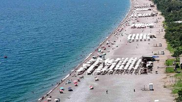 Antalya'da Sıcak Hava Tatilcileri Sahile Çekti