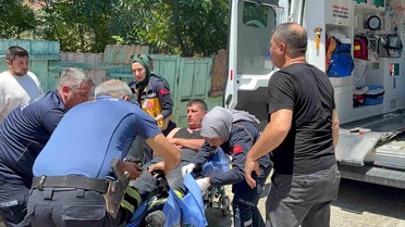 Çatı yangınına müdahale ederken bir alt kata düşen itfaiyeci yaralandı