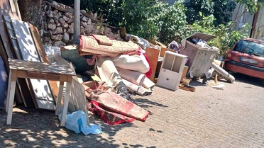 Çöpün kenarına ne buldularsa bıraktılar, mahalle sakinlerine muhtar isyan etti