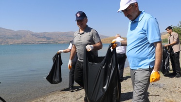 Hazar Gölü'nde Temizlik Çalışması