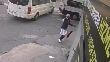 Türk Bayrağını Söküp Attı