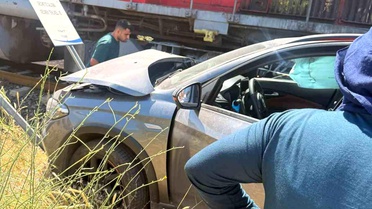 Elazığ'da Tren Otomobile Çarptı