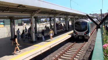 Marmaray'da raylara oturan yolcu trenin altında sıkıştı