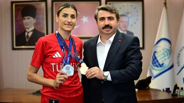 Milli tekvandocu Hatice Kübra İlgün, madalya sevincini yıldırım belediye başkanı oktay yılmaz'la paylaştı