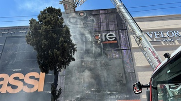 İzmir'de Mobilya Mağazasında Yangın