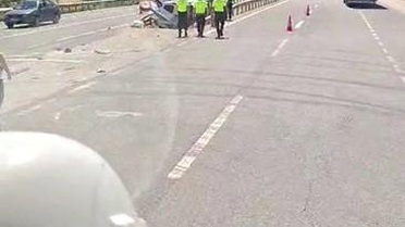 İnegöl'de Trafik Kazası: İki Araç Bariyerlere Sıkıştı