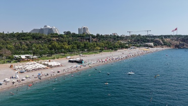 Antalya'da Sıcak Hava Denizi Doldurdu
