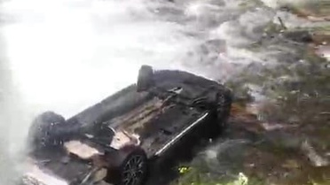 Uzungöl'de Araç Şelaleye Düştü