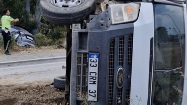 Arsuz'da otomobil tarlaya savruldu, ticari araç takla attı